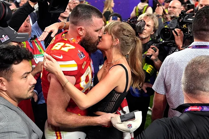 Travis Kelce no longer hiding and is caught fondling Taylor Swift's butt