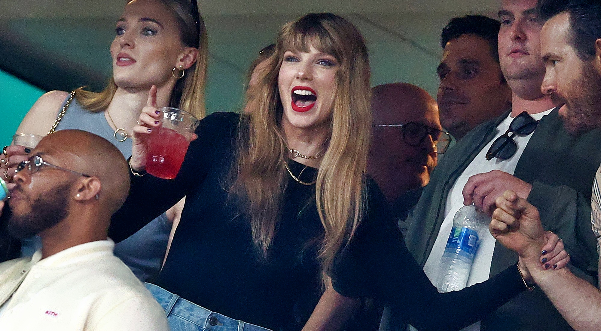 Taylor Swift and Travis Kelce attend the Met Gala, immediately the arrived Taylor Swift carry out three bottles of alcohol and got herself drunk, Cheek out the bad word she started saying to Travis Kelce..