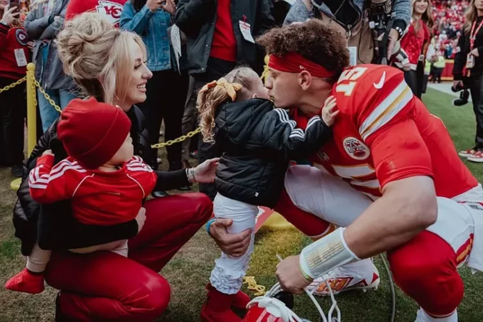 Patrick Mahomes Gives Daughter Sterling a Kiss as He's Greeted by Both Kids, Wife Brittany on the Sidelines