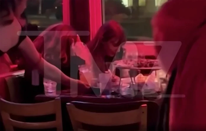 Just in: Taylor Swift was spotted enjoying herself without Travis in Hollywood bar and somebody approach her and drop two heartfelt for her.